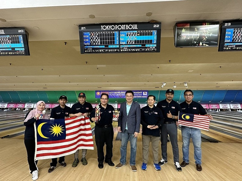 L’ambassadeur vietnamien Pham Quang Hiêu remet le premier prix à l'équipe de l’ambassade de Malaisie. Photo : baoquocte. L’ambassadeur vietnamien Pham Quang Hiêu remet le premier prix à l'équipe de l’ambassade de Malaisie. Photo : baoquocte.