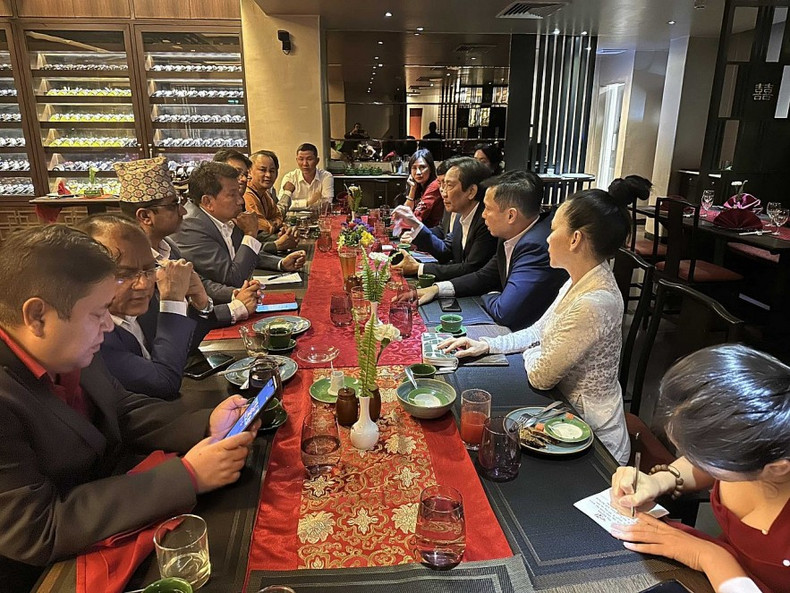 La délégation vietnamienne a travaillé avec les dirigeants du Conseil népalais pour la Paix et la Solidarité (NPSC). Photo : thoidai.com.vn La délégation vietnamienne a travaillé avec les dirigeants du Conseil népalais pour la Paix et la Solidarité (NPSC). Photo : thoidai.com.vn