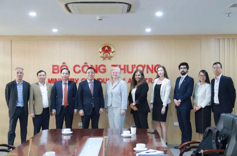 Lors de la réunion, les deux parties ont échangé sur les programmes de coopération et les aspects techniques concernés. Photo : congthuong,