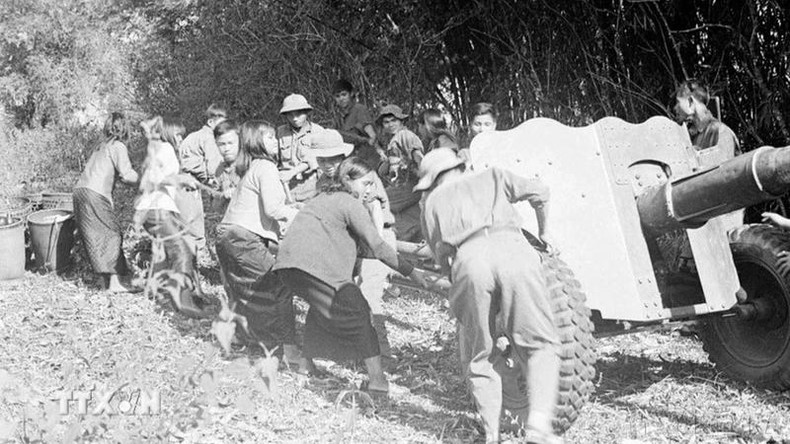 Des habitants du Tây Nguyên, aux côtés des combattants, tractent des pièces d’artillerie pour conquérir les hauteurs stratégiques de Pleiku, marquant ainsi le début de l’offensive générale et de l’insurrection du printemps 1975. Photo : VNA. Des habitants du Tây Nguyên, aux côtés des combattants, tractent des pièces d’artillerie pour conquérir les hauteurs stratégiques de Pleiku, marquant ainsi le début de l’offensive générale et de l’insurrection du printemps 1975. Photo : VNA.