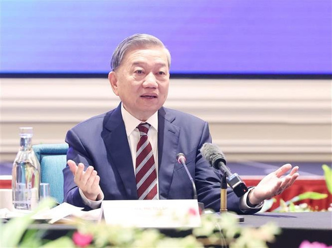 Le secrétaire général du Comité central du Parti communiste du Vietnam, Tô Lâm, s'exprime lors d'une table ronde des affaires Vietnam-Singapour, à Singapour, le 13 mars. Photo : VNA.