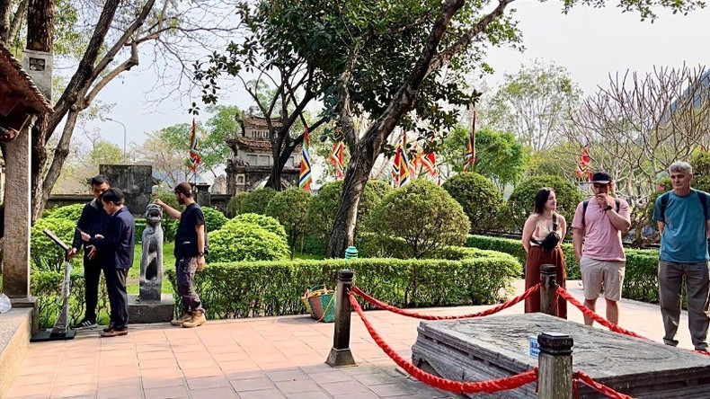 L’installation des panneaux équipés de puces NFC du projet « Yêu lắm Việt Nam » au site historique national spécial de l’ancienne capitale Hoa Lu, commune de Truong Yên, ville de Hoa Lu, province de Ninh Binh. L’installation des panneaux équipés de puces NFC du projet « Yêu lắm Việt Nam » au site historique national spécial de l’ancienne capitale Hoa Lu, commune de Truong Yên, ville de Hoa Lu, province de Ninh Binh.