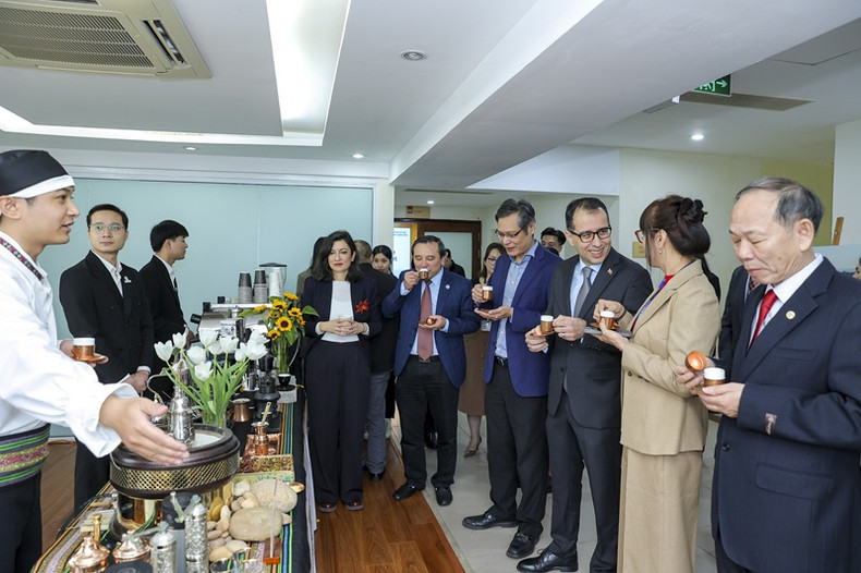 Les délégués savourent un café turc. Photo : Dinh Hoa. Les délégués savourent un café turc. Photo : Dinh Hoa.