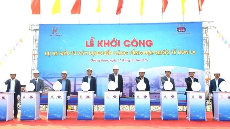 Les délégués participent à la cérémonie de lancement des travaux du port international polyvalent de Hon La. Les délégués participent à la cérémonie de lancement des travaux du port international polyvalent de Hon La.