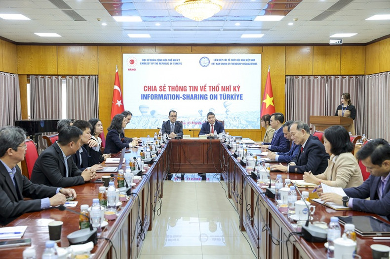 Rencontre d’échange sur la Turquie, organisée le 13 mars à Hanoï par l’Union des organisations d’amitié du Vietnam en collaboration avec l’Ambassade de Turquie. Photo : Thoidai. Rencontre d’échange sur la Turquie, organisée le 13 mars à Hanoï par l’Union des organisations d’amitié du Vietnam en collaboration avec l’Ambassade de Turquie. Photo : Thoidai.