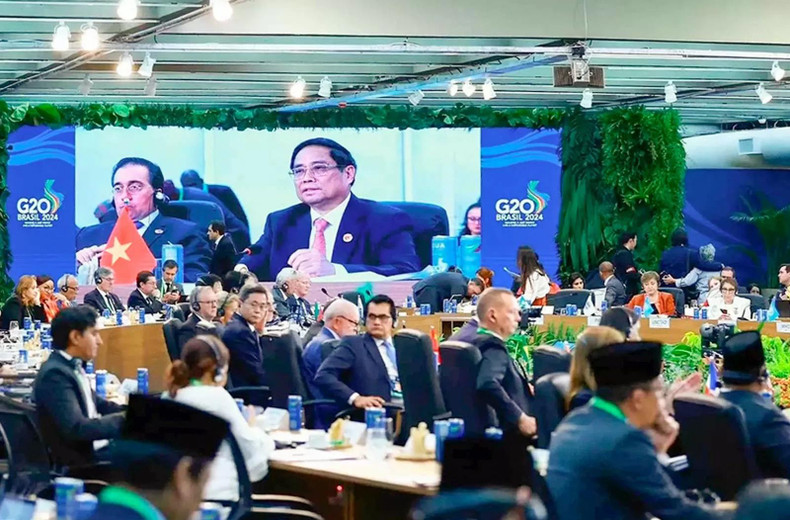 Le Premier ministre Pham Minh Chinh prend la parole lors du débat sur le développement durable et la transition énergétique au Sommet G20 au Brésil en novembre 2024. Photo : VNA. Le Premier ministre Pham Minh Chinh prend la parole lors du débat sur le développement durable et la transition énergétique au Sommet G20 au Brésil en novembre 2024. Photo : VNA.