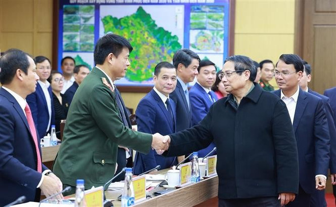 Le Premier ministre Pham Minh Chinh a travaillé avec la Permanence du Comité provincial du Parti de Vinh Phuc sur la situation de développement socio-économique et la réponse aux propositions et recommandations pour que la province se développe rapidement et durablement. Photo : VNA.