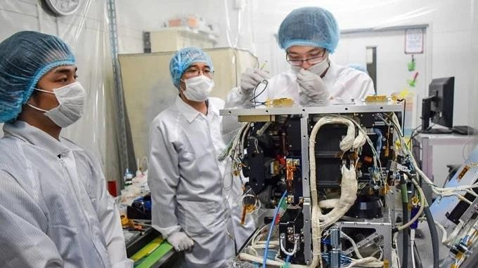 Les ingénieurs vietnamiens participent à la fabrication du satellite. Photo : VNSC.