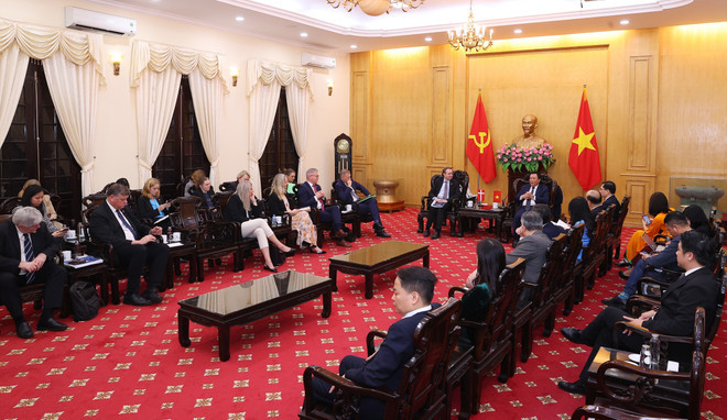 Vue de la rencontre entre le président de l’Académie nationale de politique Hô Chi Minh (HCMA), Nguyên Xuân Thang (à droite) et le président de la Commission de politique étrangère du Parlement danois, Michael Aastrup Jensen. Photo : VNA. Vue de la rencontre entre le président de l’Académie nationale de politique Hô Chi Minh (HCMA), Nguyên Xuân Thang (à droite) et le président de la Commission de politique étrangère du Parlement danois, Michael Aastrup Jensen. Photo : VNA.
