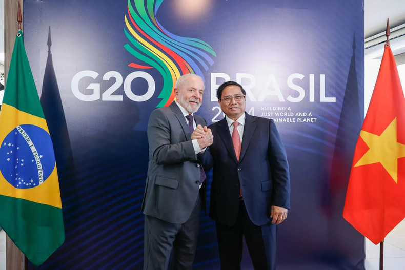En novembre 2024, lors du sommet du G20 à Rio de Janeiro, le Premier ministre vietnamien Pham Minh Chinh *à droite) et le président Luiz Inácio Lula da Silva ont officialisé le rehaussement des relations bilatérales au rang de Partenariat stratégique. Photo : VNA. En novembre 2024, lors du sommet du G20 à Rio de Janeiro, le Premier ministre vietnamien Pham Minh Chinh *à droite) et le président Luiz Inácio Lula da Silva ont officialisé le rehaussement des relations bilatérales au rang de Partenariat stratégique. Photo : VNA.