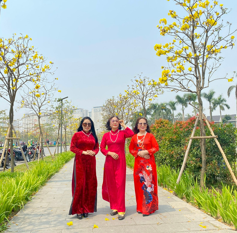 De nombreuses personnes viennent à l’avenue des Tabebuias pour immortaliser de magnifiques instants avec leurs amis.