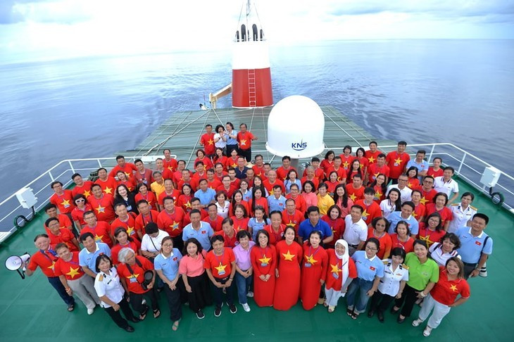 La délégation des Vietnamiens d’outre-mer participe à l’expédition maritime vers Trường Sa et les plateformes DK1 en 2024. La délégation des Vietnamiens d’outre-mer participe à l’expédition maritime vers Trường Sa et les plateformes DK1 en 2024.