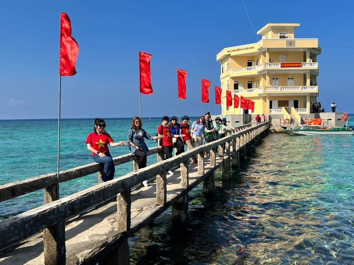 Truong Sa demeure à jamais dans le cœur des jeunes Vietnamiens d’outre-mer ayant eu la chance de fouler cette terre. Truong Sa demeure à jamais dans le cœur des jeunes Vietnamiens d’outre-mer ayant eu la chance de fouler cette terre.