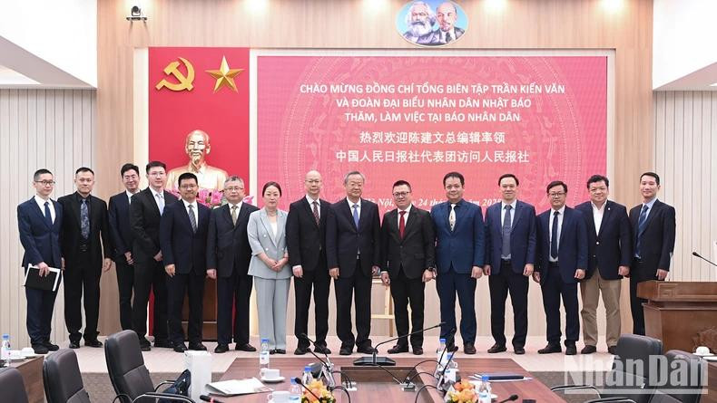 Le rédacteur en chef du journal Nhân Dân, Lê Quôc Minh, reçoit la délégation du Quotidien du Peuple de la Chine, conduite par son rédacteur en chef, Chen Jianwen. Le rédacteur en chef du journal Nhân Dân, Lê Quôc Minh, reçoit la délégation du Quotidien du Peuple de la Chine, conduite par son rédacteur en chef, Chen Jianwen.