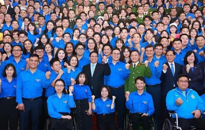 Le Premier ministre Pham Minh Chinh pose avec les jeunes lors du dialogue, le 24 mars. Photo: VNA