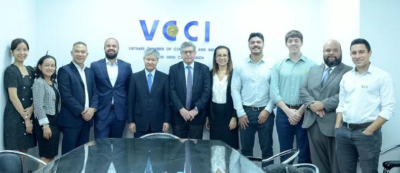 L’ambassadeur Marco Farani et une délégation d’entreprises brésiliennes en visite à la Chambre de commerce et d’industrie du Vietnam (VCCI) à Hô Chi Minh-Ville en juin 2024. Photo : VCCI. L’ambassadeur Marco Farani et une délégation d’entreprises brésiliennes en visite à la Chambre de commerce et d’industrie du Vietnam (VCCI) à Hô Chi Minh-Ville en juin 2024. Photo : VCCI.
