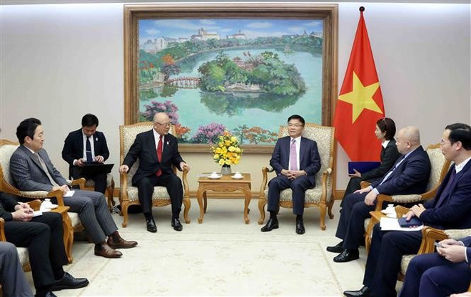 Le vice-Premier ministre Lê Thanh Long (droite) reçoit Takebe Tsutomu, conseiller spécial de l'Alliance parlementaire d'amitié Japon-Vietnam.