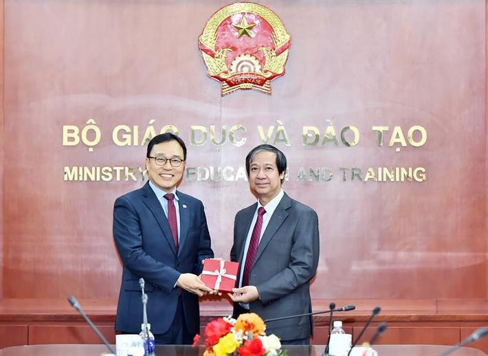 Le ministre Nguyên Kim Son et l’ambassadeur de République de Corée au Vietnam, Choi Youngsam. Photo : Ministère de l’Éducation et de la Formation