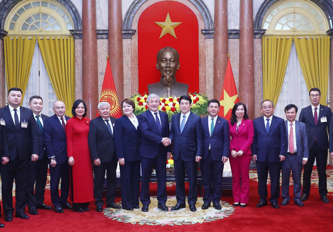 La rencontre entre le président Luong Cuong et le Premier ministre de la République du Kirghizistan, Adylbek Kasymaliev. Photo : VNA.