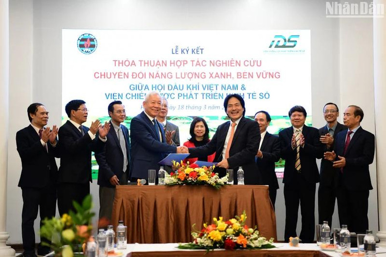 Les dirigeants de l'Institut de stratégie pour le développement de l'économie numérique et de l'Association vietnamienne du pétrole et du gaz signent un accord de coopération. Photo : NDEL