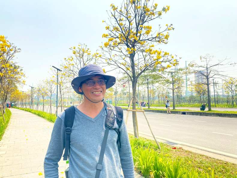 À chaque saison des Tabebuias en fleurs, Vu Lâm, photographe à Hà Dông, se rend sur place pour capturer la beauté du paysage et aider les visiteurs à obtenir de superbes clichés.