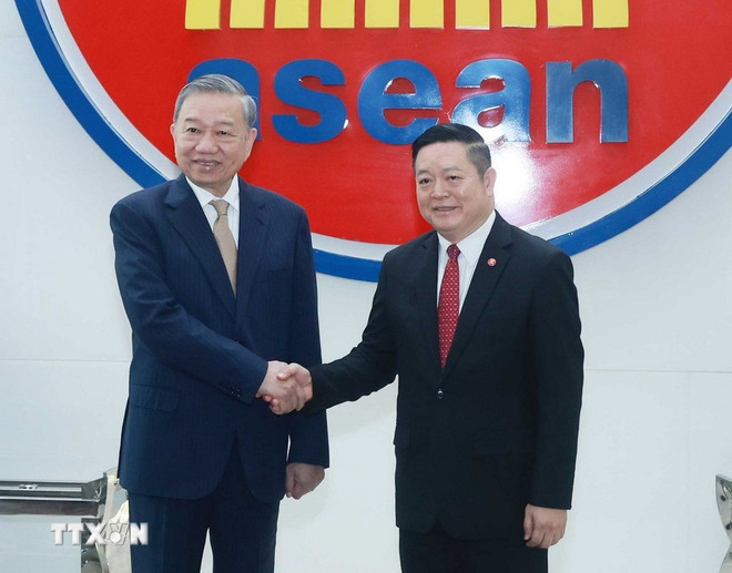 Le secrétaire général du Parti communiste du Vietnam Tô Lâm (à gauche) et le secrétaire général de l'ASEAN Kao Kim Hourn se serrent la main, au siège du Secrétariat de l'ASEAN. Photo : VNA.
