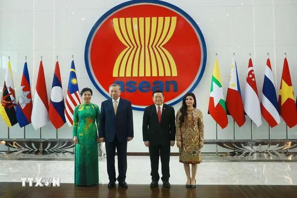 Le secrétaire général du Parti communiste du Vietnam Tô Lâm et son épouse avec le secrétaire général de l'ASEAN Kao Kim Hourn et son épouse au siège du Secrétariat de l'ASEAN. Photo : VNA.
