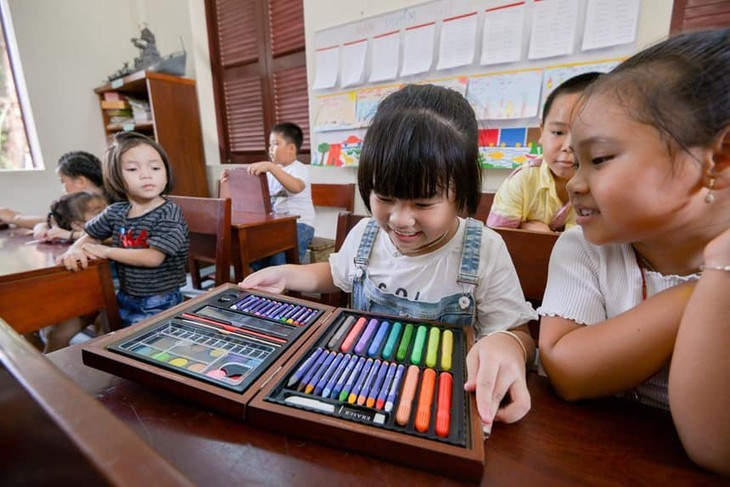 Les enfants de l’archipel de Truong Sa sont ravis de recevoir des cadeaux des enseignantes de vietnamien à Berlin, en Allemagne. Les enfants de l’archipel de Truong Sa sont ravis de recevoir des cadeaux des enseignantes de vietnamien à Berlin, en Allemagne.