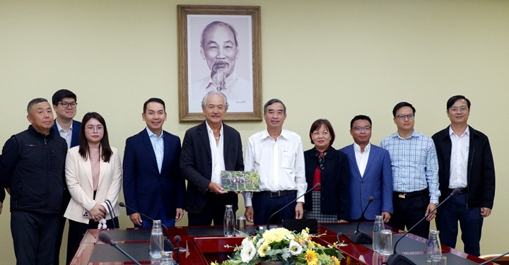 Le président du Comité populaire de Da Nang, Le Trung Chinh, a travaillé avec le groupe YCH sur les opportunités d'investissement dans le port de Lien Chieu. Photo : dautu. Le président du Comité populaire de Da Nang, Le Trung Chinh, a travaillé avec le groupe YCH sur les opportunités d'investissement dans le port de Lien Chieu. Photo : dautu.