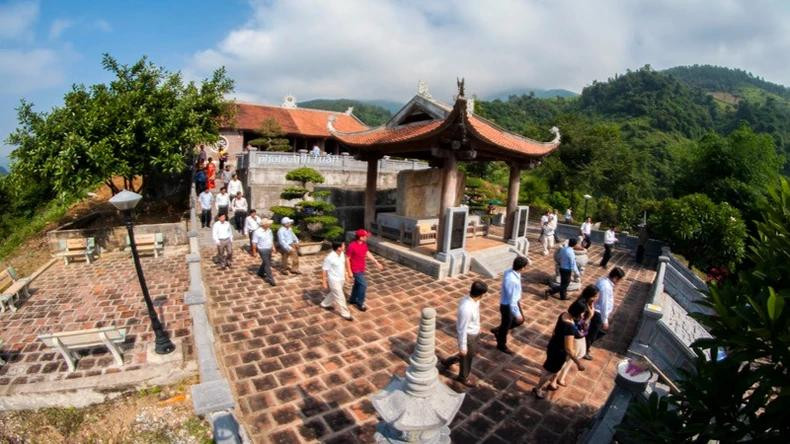 Le temple dédié au roi Lê Thai Tô conserve le trésor national qu’est la stèle de Lê Loi. Le temple dédié au roi Lê Thai Tô conserve le trésor national qu’est la stèle de Lê Loi.