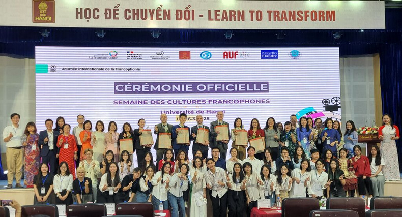 Les participants à la Journée festive et gourmande, dans le cadre de la Semaine des cultures francophones, prennent la pose. Photo : Quê Anh/CVN.