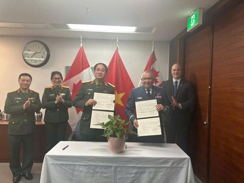 Le général de division Pham Manh Thang et le général de division Carol Potvin signent le Programme de coopération 2025-2026 dans le domaine du maintien de la paix des Nations unies. Photo : Département vietnamien du maintien de la paix