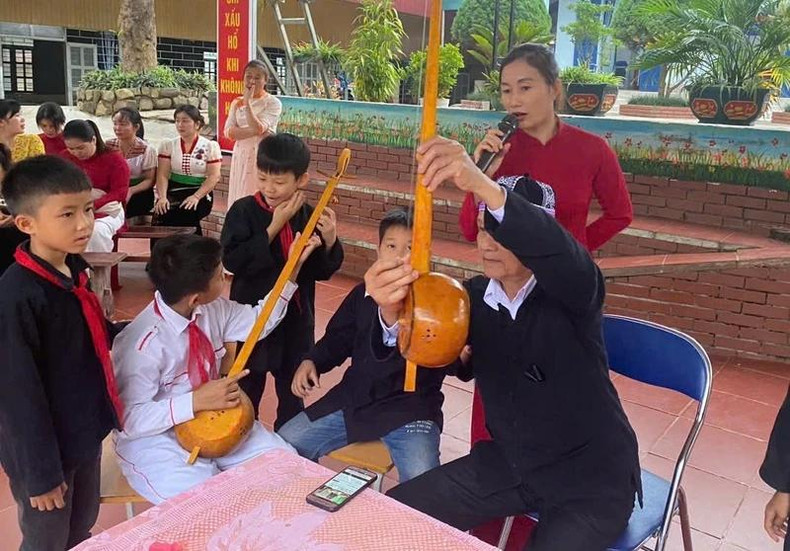 L’artisan Thùng Van Dôi présente les différentes parties du đàn tính, l’instrument traditionnel du peuple Thaï, aux élèves de l’école semi-internat de Chà Nua. L’artisan Thùng Van Dôi présente les différentes parties du đàn tính, l’instrument traditionnel du peuple Thaï, aux élèves de l’école semi-internat de Chà Nua.