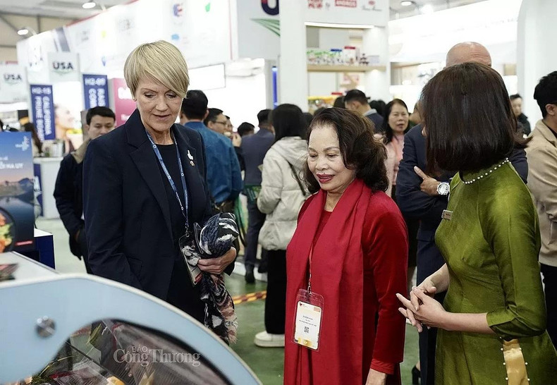 Les délégués visitent le stand des produits de la mer norvégiens dans le cadre de l’événement Food & Hospitality Expo Hanoi 2025. Photo : congthuong Les délégués visitent le stand des produits de la mer norvégiens dans le cadre de l’événement Food & Hospitality Expo Hanoi 2025. Photo : congthuong