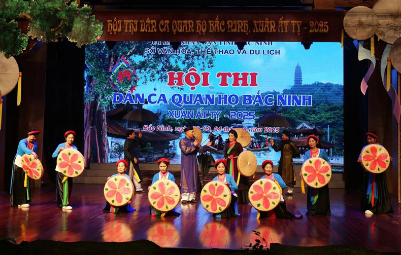 Le concours de chant Quan ho de Bac Ninh vise à préserver et promouvoir ce patrimoine afin d’assurer sa transmission et son rayonnement, tout en respectant pleinement son essence et son identité culturelle authentique. (Photo : Service de la Culture, des Sports et du Tourisme de la province de Bac Ninh)
