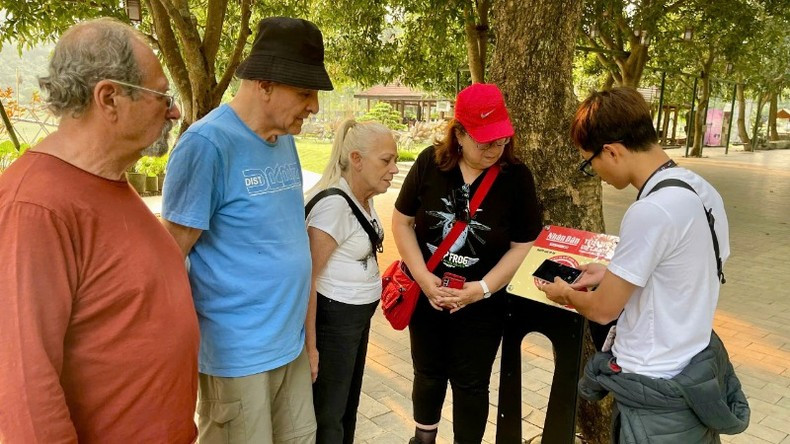 Les touristes internationaux visitant le parc écologique de Thung Nham ont été enthousiasmés par le projet « Yêu lắm Việt Nam », présenté par les guides touristiques. Ils expriment le souhait de voir le projet bientôt disponible en langues étrangères afin de pouvoir en profiter pleinement lors de leur visite. Les touristes internationaux visitant le parc écologique de Thung Nham ont été enthousiasmés par le projet « Yêu lắm Việt Nam », présenté par les guides touristiques. Ils expriment le souhait de voir le projet bientôt disponible en langues étrangères afin de pouvoir en profiter pleinement lors de leur visite.