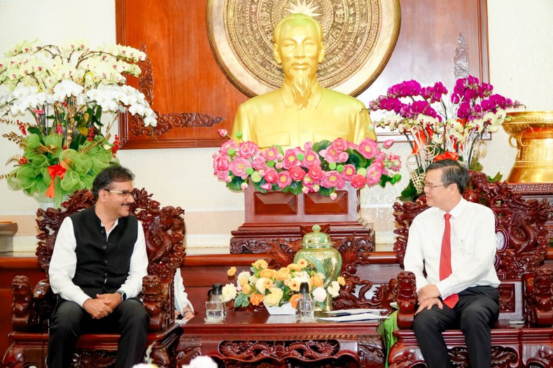 Le président du Comité populaire de la ville de Cân Tho, Truong Canh Tuyên (à droite), a accueilli Vipra Pandey, consul général de l’Inde à Hô Chi Minh-Ville. Photo : thoidai.