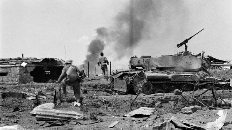 De nombreux équipements militaires ennemis de la base fortifiée de Duc Lap sont tombés aux mains des forces de libération. Photo : Archives de VNA