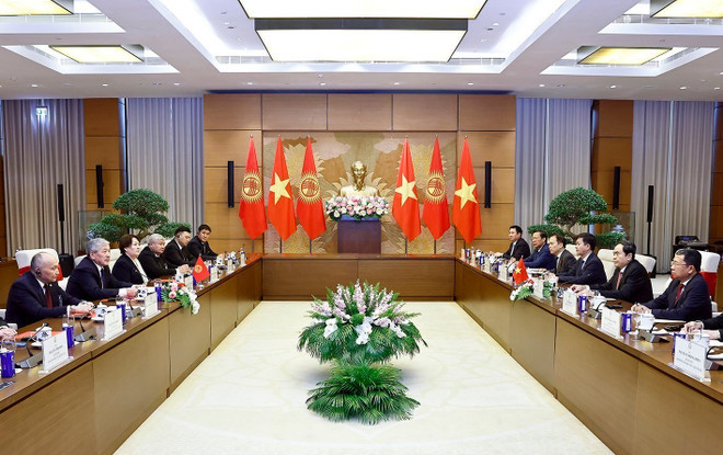 Le rencontre à Hanoï entre le président de l'Assemblée nationale du Vietnam, Tran Thanh Man et le Premier ministre de la République du Kirghizistan, Adylbek Kasymaliev, en visite officielle au Vietnam. Photo : VNA. Le rencontre à Hanoï entre le président de l'Assemblée nationale du Vietnam, Tran Thanh Man et le Premier ministre de la République du Kirghizistan, Adylbek Kasymaliev, en visite officielle au Vietnam. Photo : VNA.