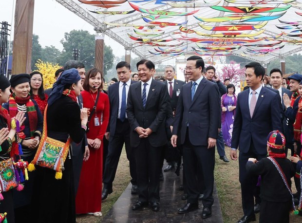 Les Présidents Vo Van Thuong et Ferdinand Romualdez Marcos Jr. conversent avec des artisans lors de leur visite à l’espace vietnamien du Têt dans la cité impériale de Thang Long, le 30 janvier. Photo : VNA. Les Présidents Vo Van Thuong et Ferdinand Romualdez Marcos Jr. conversent avec des artisans lors de leur visite à l’espace vietnamien du Têt dans la cité impériale de Thang Long, le 30 janvier. Photo : VNA.