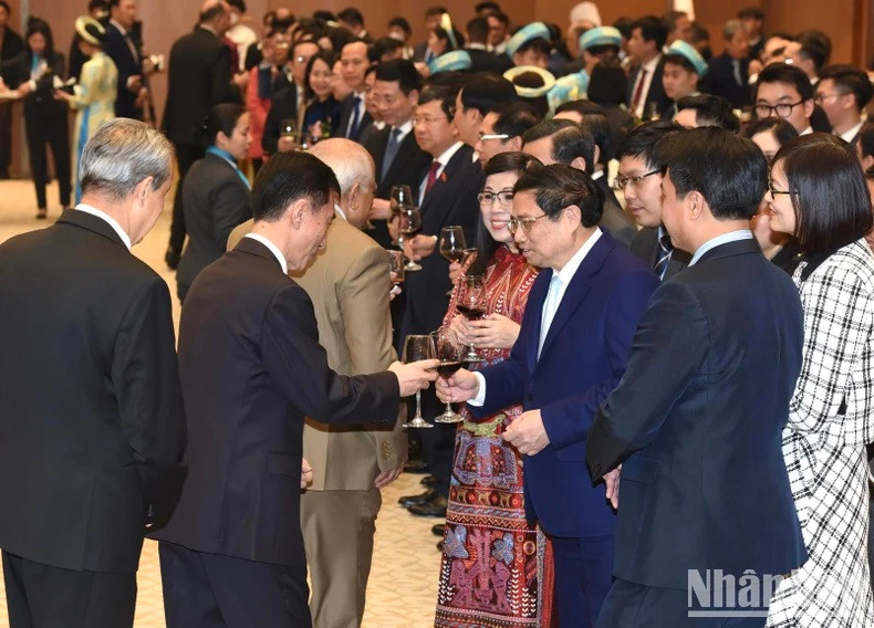 Le Premier ministre Pham Minh Chinh et son épouse lors de la réception pour le corps diplomatique au Vietnam. Photo : NDEL.