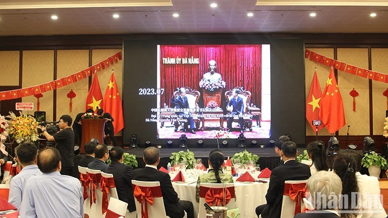 Lors du programme, les deux parties ont fait le point sur les relations Vietnam - Chine. Lors du programme, les deux parties ont fait le point sur les relations Vietnam - Chine.