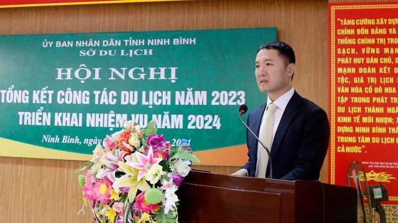Bùi Van Manh, directeur du service du Tourisme de Ninh Binh, prend la parole. Photo : NDEL. Bùi Van Manh, directeur du service du Tourisme de Ninh Binh, prend la parole. Photo : NDEL.
