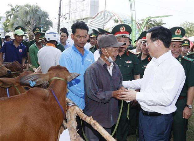 Le Président Vo Van Thuong offre des cadeaux aux ménages pauvres sur l’île de Thô Châu, dans la province de Kiên Giang. Photo : VNA. Le Président Vo Van Thuong offre des cadeaux aux ménages pauvres sur l’île de Thô Châu, dans la province de Kiên Giang. Photo : VNA.