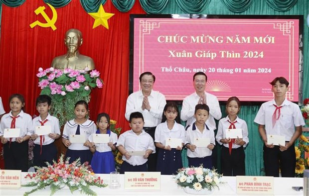 Le Président Vo Van Thuong offre des cadeaux aux élèves sur l’île de Thô Châu, dans la province de Kiên Giang. Photo : VNA. Le Président Vo Van Thuong offre des cadeaux aux élèves sur l’île de Thô Châu, dans la province de Kiên Giang. Photo : VNA.
