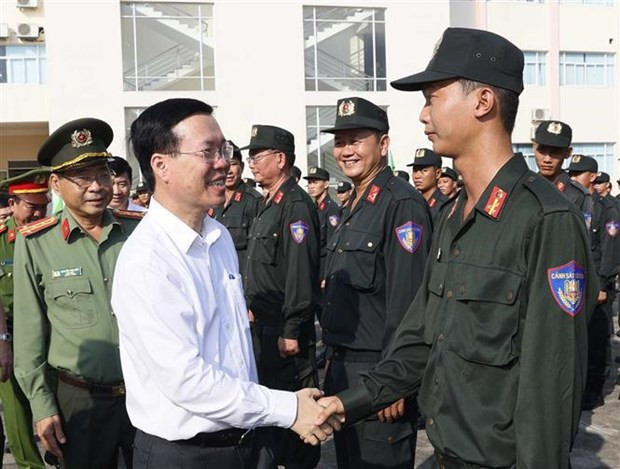 Le Président Vo Van Thuong rend visite au bataillon de police mobile de la province de Dông Thap. Photo : VNA.