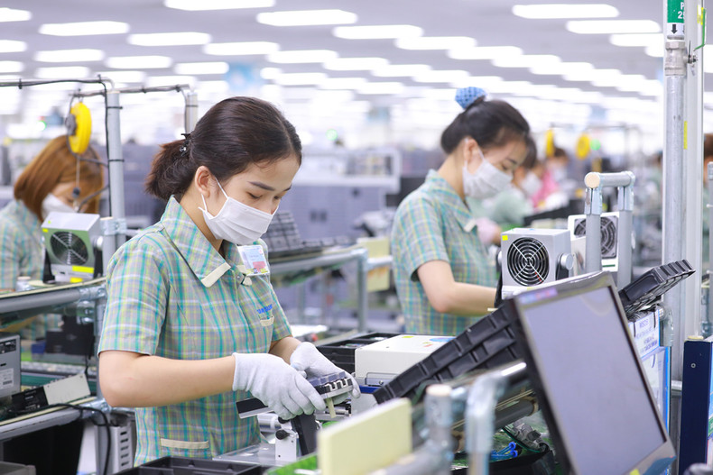 Production dans une usine de fabrication Samsung au Vietnam. Photo : KTDT.