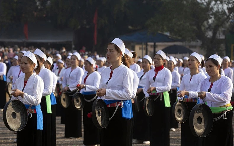 Interprétation de gongs Muong lors du festival Khai Ha des Muong à Hoa Binh en 2023. Photo : Trong Dat Interprétation de gongs Muong lors du festival Khai Ha des Muong à Hoa Binh en 2023. Photo : Trong Dat