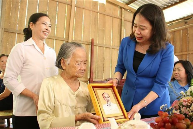 La Vice-Président Vo Thi Anh Xuân rend visite à la mère héroïque vietnamienne Dô Thi Phân. Photo : VNA.