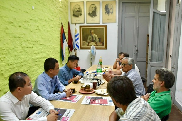 Le secrétaire général du Parti communiste d'Uruguay travaille avec l'ambassadeur du Vietnam, Duong Quôc Thanh, à Montevideo. Photo : VNA. Le secrétaire général du Parti communiste d'Uruguay travaille avec l'ambassadeur du Vietnam, Duong Quôc Thanh, à Montevideo. Photo : VNA.